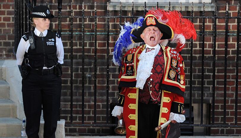 Der Stadschreier verkündet vor dem St. Mary's Hospital in London die Geburt des Sohnes von Herzogin Kate und Prinz William.