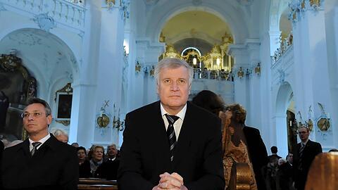 Für seinen Hardliner-Kurs gegen Zuwanderer aus Osteuropa erntet CSU-Chef Horst Seehofer sogar Kritik aus Kirchenkreisen.