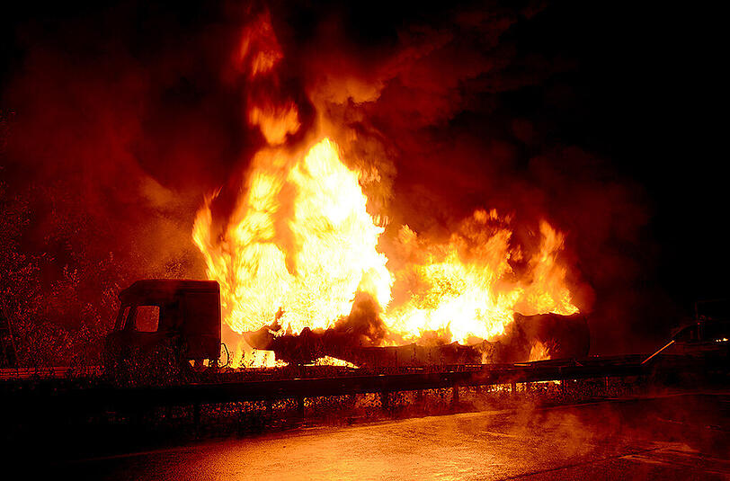 Ein voll beladener Tanklastzug ist auf der Autobahn 67 nahe dem hessischen Pfungstadt in Flammen aufgegangen und ausgebrannt.