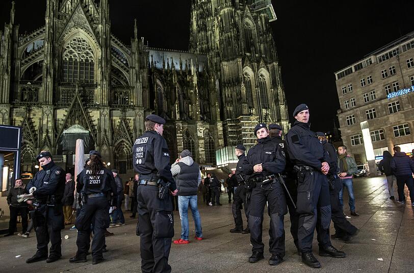 Eine Gruppe von etwa 20 Menschen ging in der Nähe des Kölner Hauptbahnhofes auf sechs Pakistaner los. Rund zwanzig Minuten später kam es nicht weit entfernt zu einer zweiten Attacke: Fünf Täter griffen einen Mann aus Frechen mit syrischer Staatsangehörigkeit an.