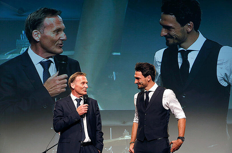 Musste Mats Hummels (r.) schweren Herzens an den Liga-Rivalen aus München abgeben: BVB-Boss Hans-Joachim Watzke.
