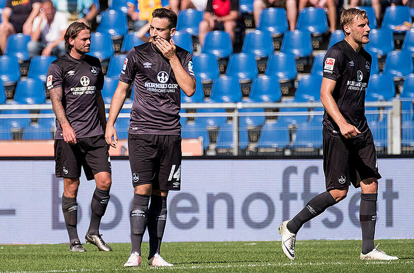 Kevin Möhwald (Mitte) und seine FCN-Kollegen sind nach dem 1:6 in Braunschweig fassungslos.