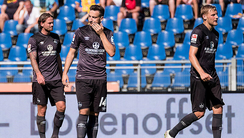 Kevin Möhwald (Mitte) und seine FCN-Kollegen sind nach dem 1:6 in Braunschweig fassungslos. Kevin Möhwald (Mitte) und seine FCN-Kollegen sind nach dem 1:6 in Braunschweig fassungslos.