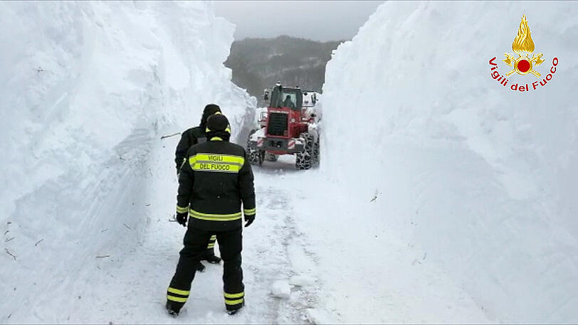 Die Schlange der Rettungskräfte ändert ungefähr neun Kilometer vor dem Hotel. Durch den Schnee kommt keiner durch.