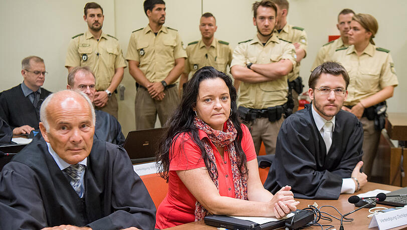 Die Angeklagte Beate Zschäpe sitzt im Verhandlungssaal im Oberlandesgericht in München zwischen ihren Anwälten Hermann Borchert und Mathias Grasel. Die Angeklagte Beate Zschäpe sitzt im Verhandlungssaal im Oberlandesgericht in München zwischen ihren Anwälten Hermann Borchert und Mathias Grasel.