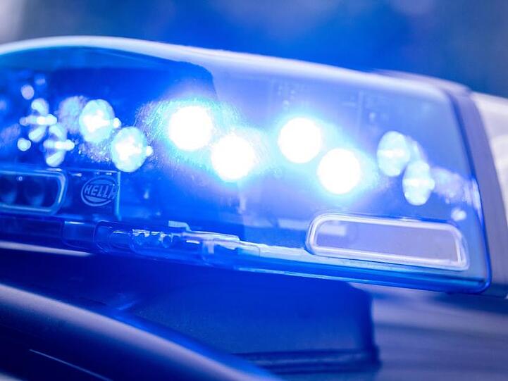Ein Blaulicht leuchtet an einer Polizeistreife. Foto: Lino Mirgeler/dpa