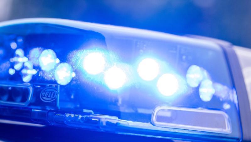 Ein Blaulicht leuchtet an einer Polizeistreife. Foto: Lino Mirgeler/dpa Ein Blaulicht leuchtet an einer Polizeistreife. Foto: Lino Mirgeler/dpa