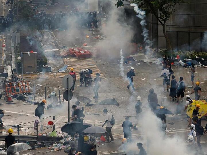 Nach den Ausschreitungen und dem Polizeieinsatz sieht es im Zentrum Hongkongs aus wie auf einem Schlachtfeld.