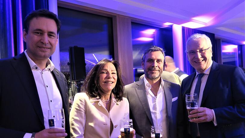 Catherine Demeter mit (v.l.) Bayerns Justizminister Georg Eisenreich, Stiftungs-Vize Martin Liebhäuser und Innenminister Joachim Herrmann. Catherine Demeter mit (v.l.) Bayerns Justizminister Georg Eisenreich, Stiftungs-Vize Martin Liebhäuser und Innenminister Joachim Herrmann.