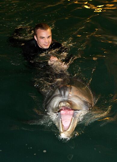 Für die Löwen ging's am Mittwoch noch tierisch zu: Im Delfinarium durften sie mit Flipper & Co. eine Runde schwimmen.