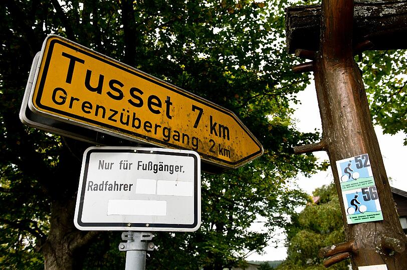 Das Schild, das ausgrenzt: Auch die Passier-Erlaubnis für Mopeds ist inzwischen überklebt worden.
