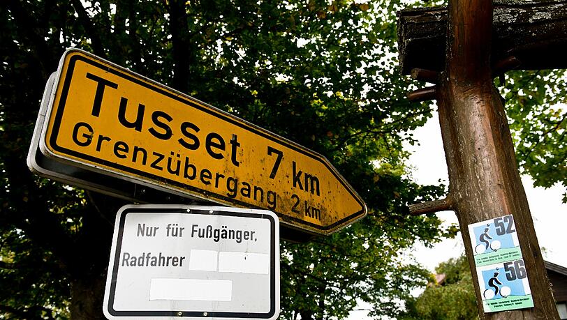 Das Schild, das ausgrenzt: Auch die Passier-Erlaubnis für Mopeds ist inzwischen überklebt worden. Das Schild, das ausgrenzt: Auch die Passier-Erlaubnis für Mopeds ist inzwischen überklebt worden.