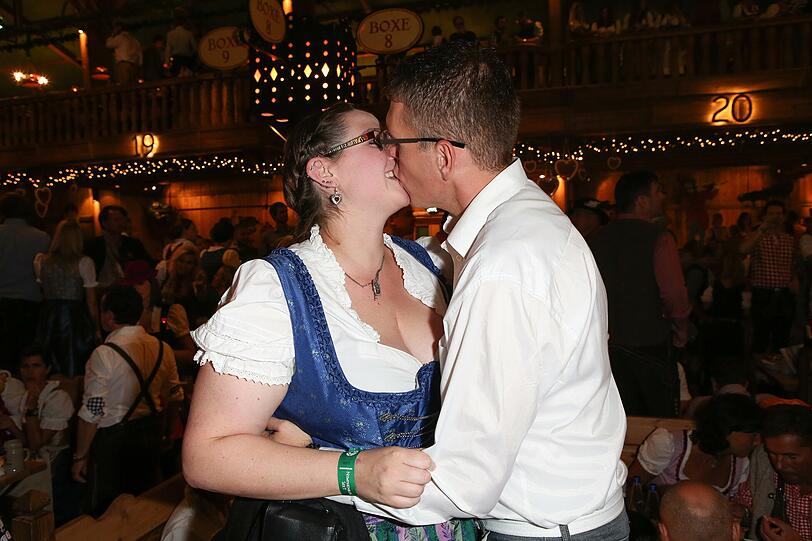 Mirko Müller macht seiner Freundin Martina Groß im Weinzelt einen Heiratsantrag.