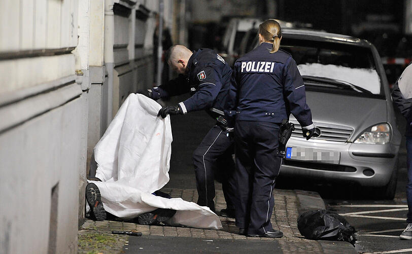 Polizisten untersuchen den Tatort in Wuppertal. Foto: Holger Battefeld