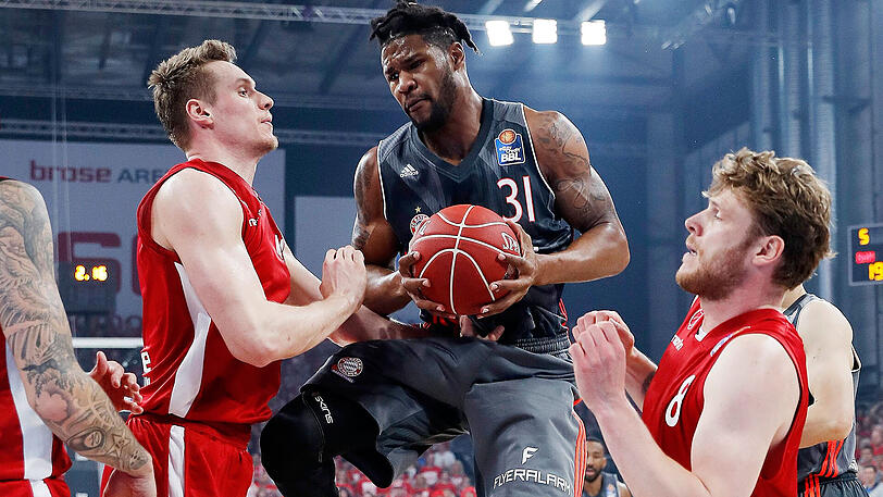 War bester Werfer bei den Bayern: Devin Booker (m.). (Archivbild)