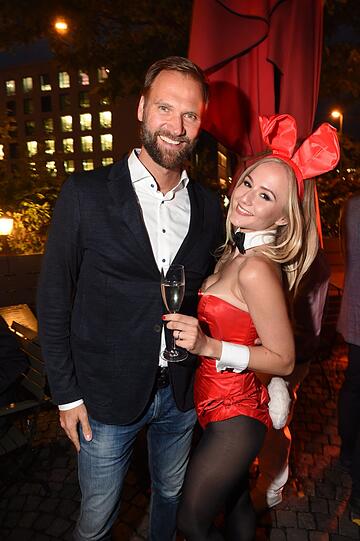 Marc Autmaring (Wempe) und ein Playboy-Bunny