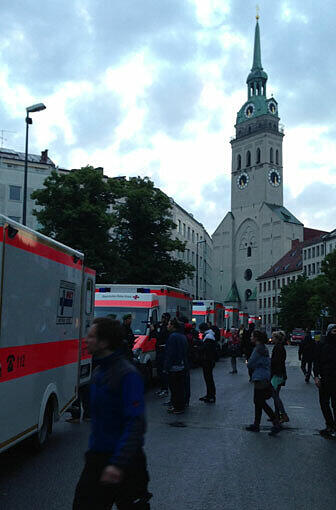 Rettungsautos stehen am Rindermarkt bereit.