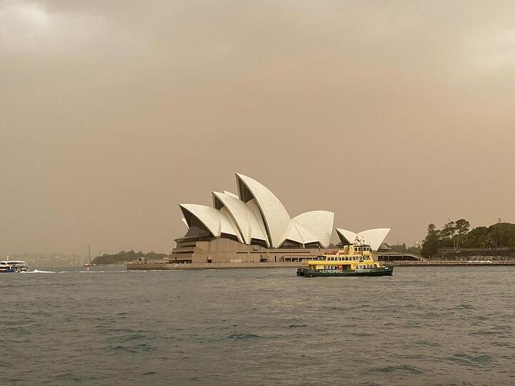 Rauchschleier der verheerenden Buschfeuer liegen über dem Opernhaus von Sydney.