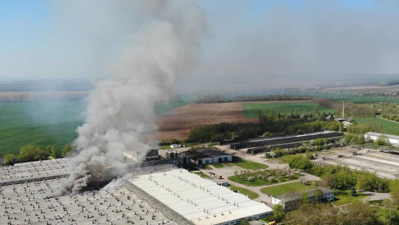 Rauch steigt aus zwei Ställen in der Schweinezuchtanlage Klein Wanzleben auf. Rauch steigt aus zwei Ställen in der Schweinezuchtanlage Klein Wanzleben auf.