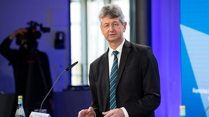Michael Piazolo (FW), Kultusminister von Bayern, erklärt die Regeln zum Schulstart nach den Osterferien. Schüler benötigen ein negatives Ergebnis, wie auf dem Schnelltest im Bild.