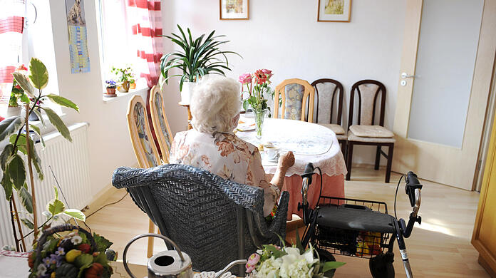 Platz für einen Rollator und schwellenlose Böden bieten leider nicht viele Wohnungen in München - und wenn, sind sie in der Rente oft unbezahlbar.