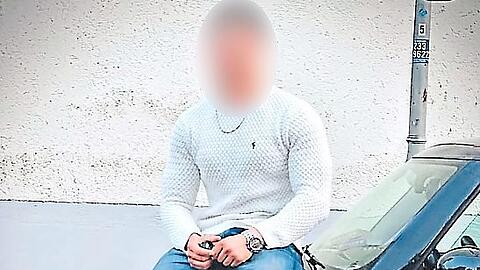 Der 24-Jährige auf der Motorhaube des Tatwagens.