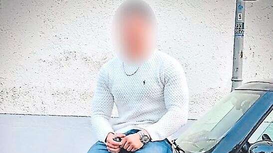 Der 24-Jährige auf der Motorhaube des Tatwagens.