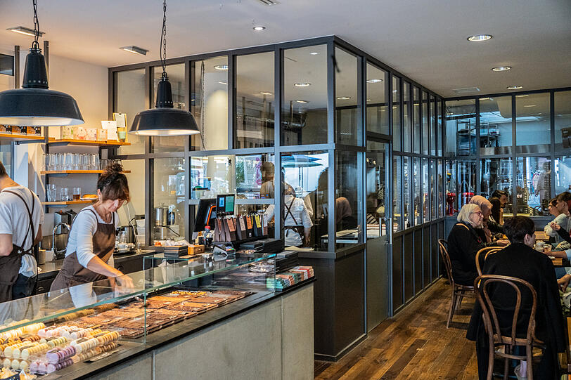 Blick in die  Pâtisserie und Chocolaterie von Andreas Muschler in Freising. Beim Kaffeetrinken kann man hier direkt in die gläserne Backstube schauen.