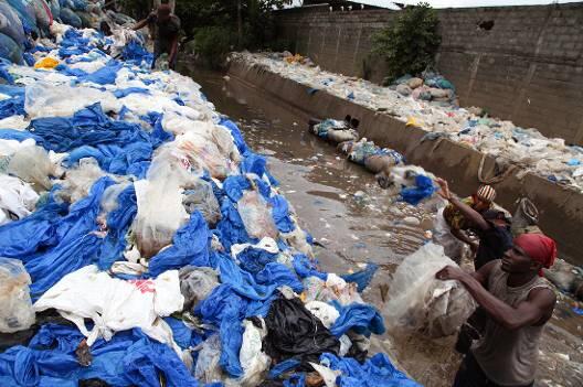 Männer waschen an der Elfenbeinküste Tüten und bringen sie zum Recycling. Weil Plastiktüten immer mehr die Meere verschmutzen startete der 19-Jährige Student Boyan Slat ein Projekt zur Entrümpelung der Ozeane.