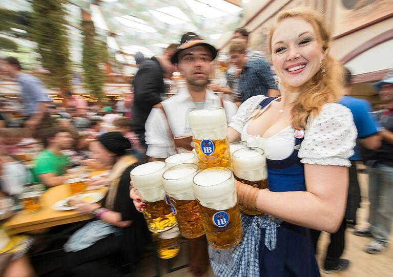 Die Wiesn-Kellnerinen sind (noch) gut drauf!