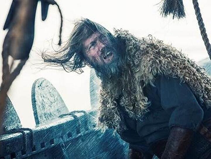 Johan Hegg als schiffbrüchiger Wikinger in "Northmen - A Viking Saga"