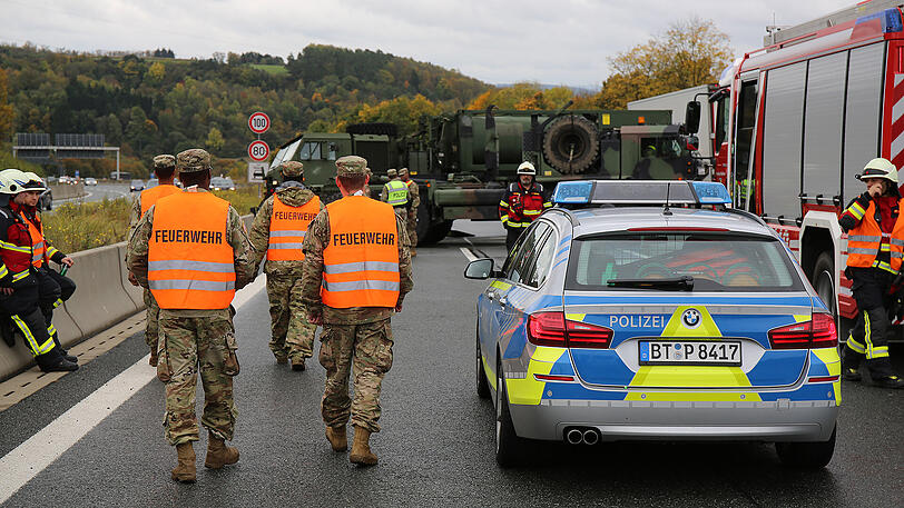 Ein kurioser Unfall der US Army legte am Samstag die A9 lahm. Die Bilder.