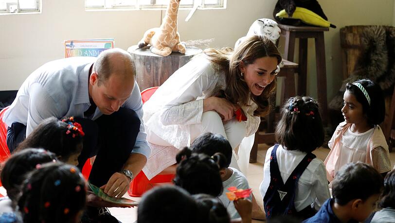 Deutlich zu sehen: Prinz William und Herzogin Kate - hier in einem SOS Kinderdorf in Lahore - lieben Kinder. Deutlich zu sehen: Prinz William und Herzogin Kate - hier in einem SOS Kinderdorf in Lahore - lieben Kinder.