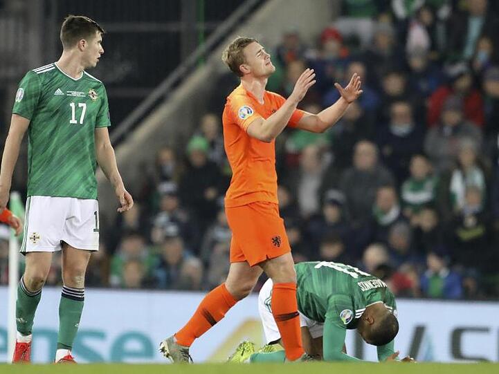 Der Niederländer Matthijs de Ligt (M) aus den Niederlanden hadert mit einer vergebenen Chance.