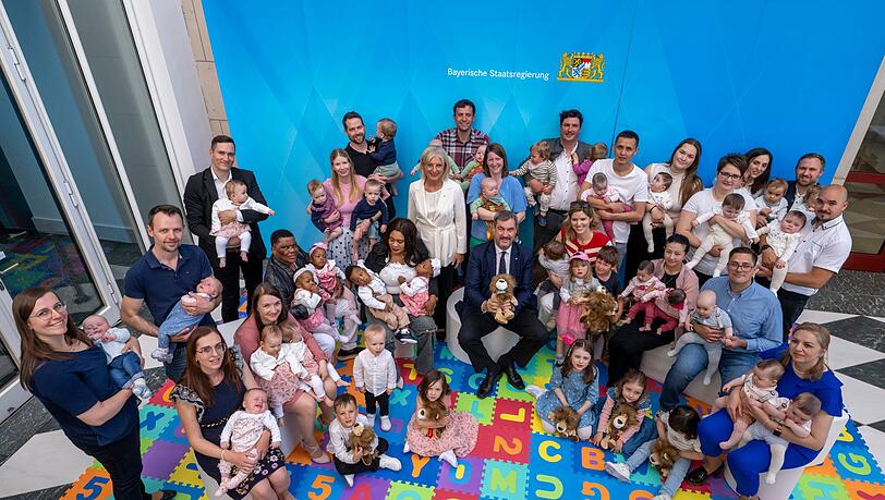 Auch ein Empfang in der Staatskanzlei samt Gruppenfoto darf bei Söders Ehrenpatenschaften nicht fehlen.