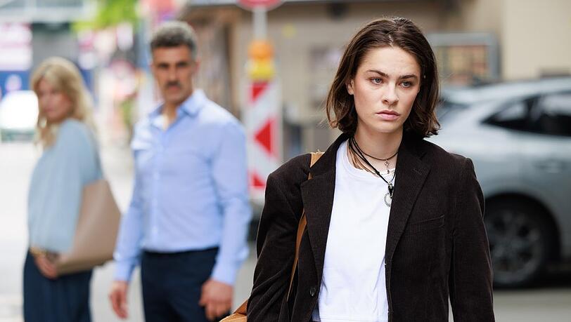 "Unter uns": Larissa leidet immer noch unter Schuldgefühlen. "Unter uns": Larissa leidet immer noch unter Schuldgefühlen.