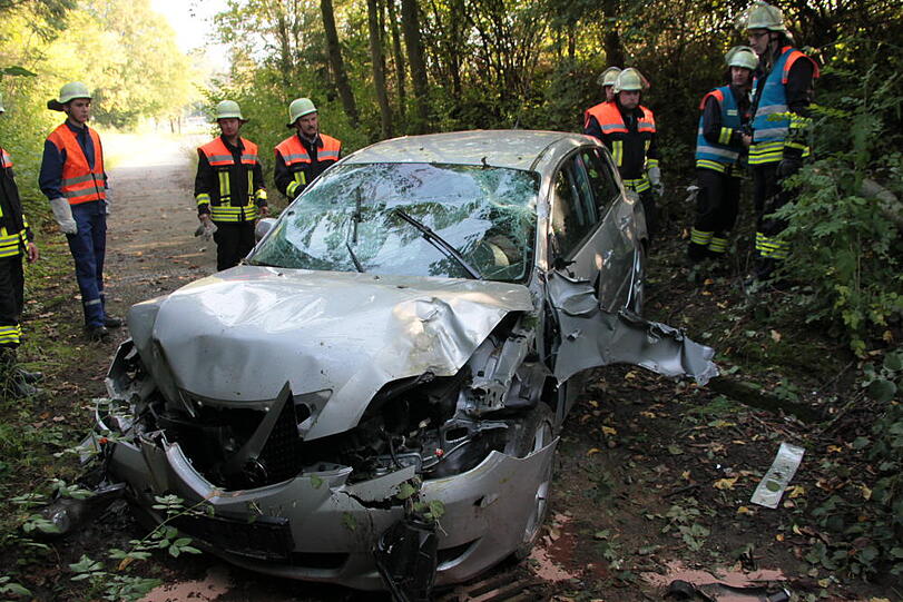 Von Muehldorf in Richtung Muenchen faehrt ein Mazda 3 mit Muenchner Zulassung. Auf Hoehe Haun kommt das Fahrzeug nach links von der fahrbahn ab und faehrt in eine kleine Baumgruppe. Danach stuerzt der PKW ca. 4 Meter die Boeschung hinab und kommt bei einer Unterfuehrung zum Stillstand. Der oder die Fahrerin wurde unbestimmten grades verletzt. Die Feuerwehren aus Heldenstein , Weidenbach und Lauterbach sowie das BRK sind vor Ort. Der Verletzte wurde vom BRK ins KH nach Mühldorf gebracht.