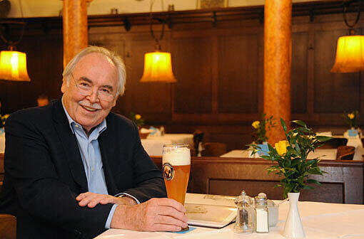 Dieter Hanitzsch isst gerne deftig. Áls Treffpunkt hat er deshalb den Studentensaal im Franziskaner an der Residenzstraße vorgeschlagen.