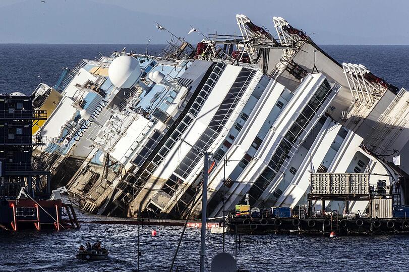 Der Bergungseinsatz am havarierten 
Kreuzfahrtschiff &bdquo;Costa Concordia&ldquo; hat sich am Montag deutlich 
verzögert. Die Aufrichtung des Schiffs vor der italienischen Insel 
Giglio werde voraussichtlich erst am Dienstag im Morgengrauen 
abgeschlossen sein. Die Bilder!