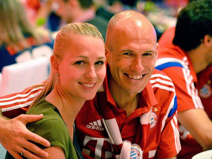 Die Bayern feiern: Nach dem Sieg gegen Borussia Dortmund im DFB-Pokalfinale lässt der FC Bayern in Berlin die Korken knallen. Hier die Feierbilder aus der Telekom-Zentrale.