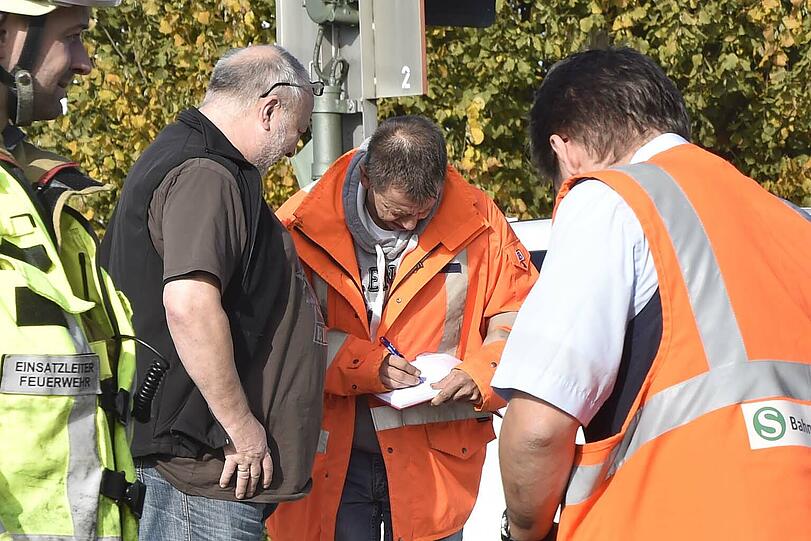 Der Mazda wurde von der S-Bahn erfasst und von den Schienen geschleudert. Der Fahrer hatte mehrere Schutzengel: Er erlitt nur einen Schock.