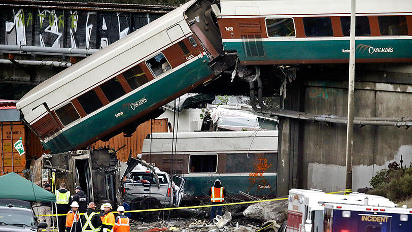 Zwischen Lakewood und Olympia nahe der Stadt Tacoma, rund 60 Kilometer von Seattle entfernt, springen die Wagen des Amtrak 501 am Montag um kurz nach 7:30 Uhr Ortszeit aus den Gleisen.