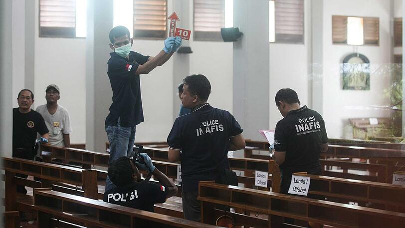 Spurensicherung in der Kirche: Ein deutscher Priester wurde bei der Attacke verletzt.