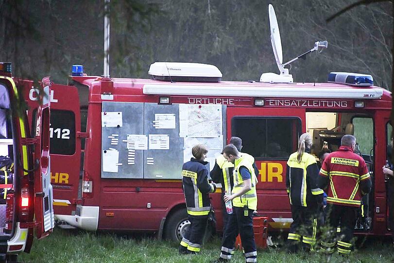 In der Nähe von Landshut standen am Freitagabend knapp 20.000 Quadratmeter Wald in Flammen. Rund 300 Einsatzkräfte waren bis tief in die Nacht im Einsatz, um den Brand unter Kontrolle zu bekommen.