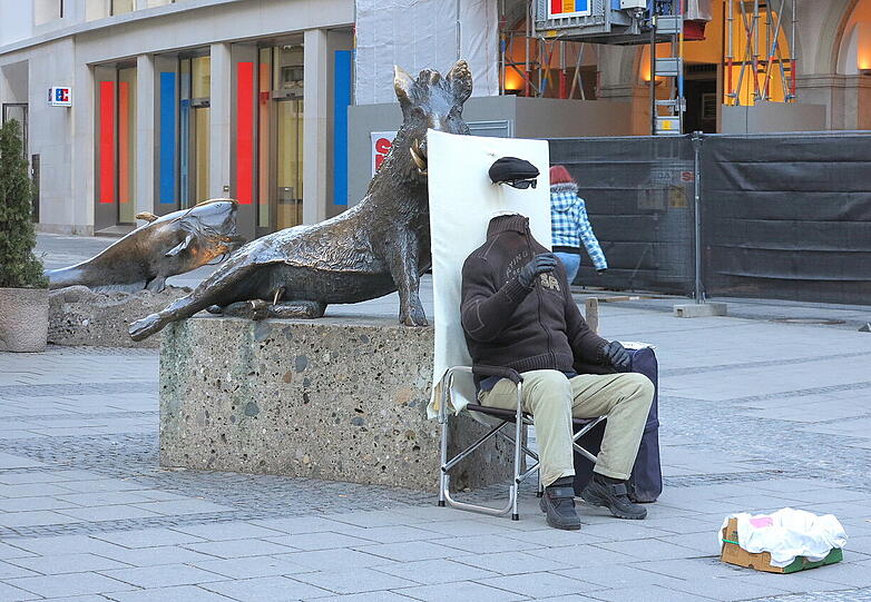 Ein Kopfloser sitzt vor dem Eber.