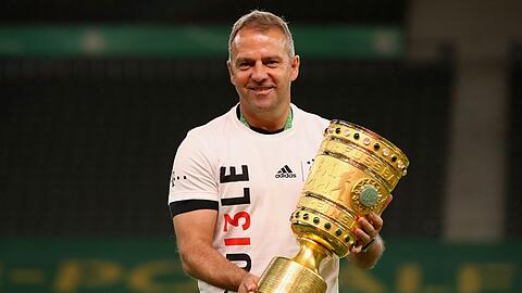 Gewann mit dem FC Bayern in der vergangenen Saison den DFB-Pokal: Chefcoach Hansi Flick.