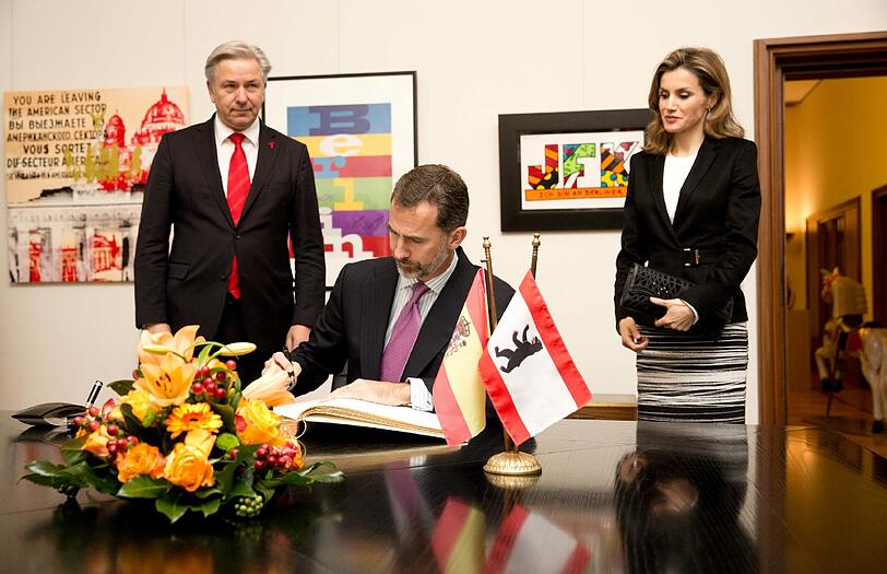 Felipe und Letizia tragen sich in Gegenwart des Regierenden Bürgermeisters Klaus Wowereit in das Goldene Buch der Stadt ein.