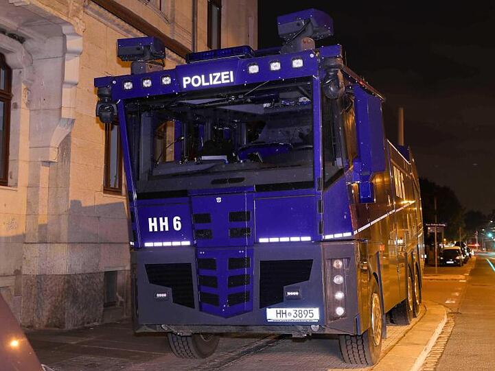 Das gab den Kollegen in Dresden zu denken: Ein abgestellter Wasserwerfer der Hamburger Polizei ohne Besatzung.