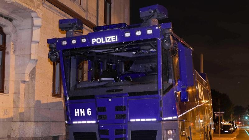 Das gab den Kollegen in Dresden zu denken: Ein abgestellter Wasserwerfer der Hamburger Polizei ohne Besatzung.