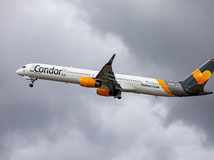 Eine Maschine der Fluggesellschaft Condor startet am Düsseldorfer Flughafen.